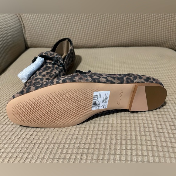 Size 8 Clarks leopard print flats - Picture 3 of 3
